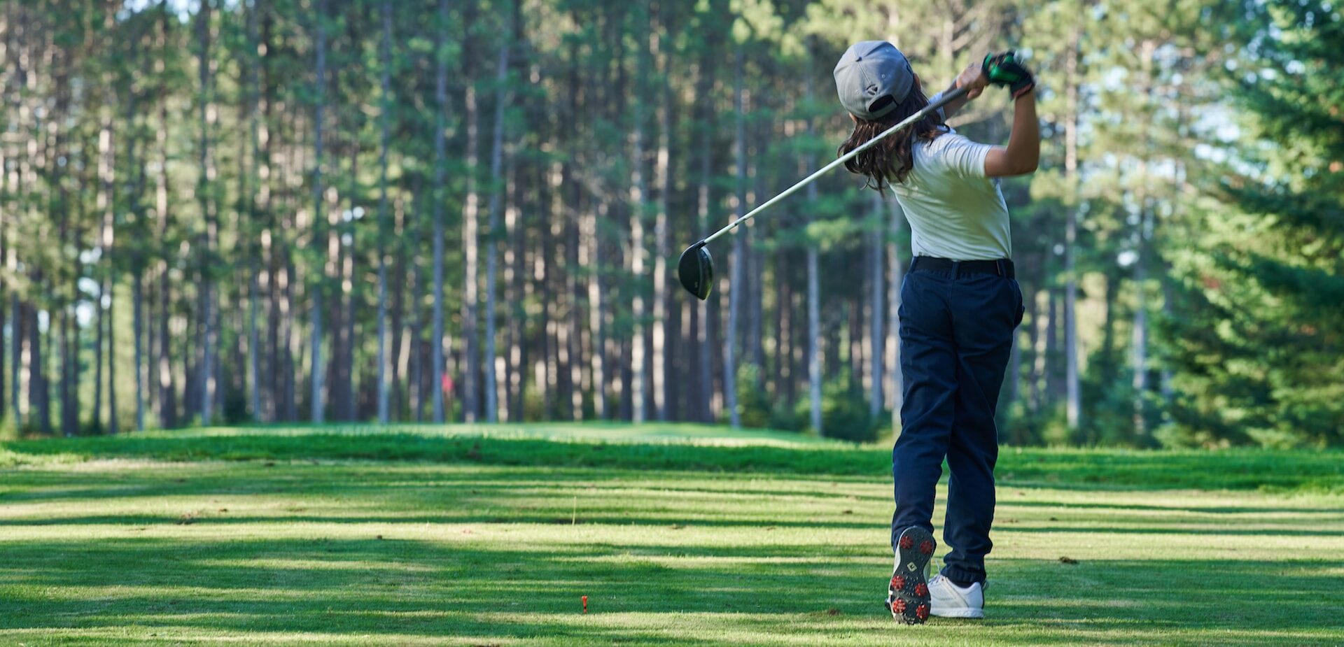 jeune joueur de golf